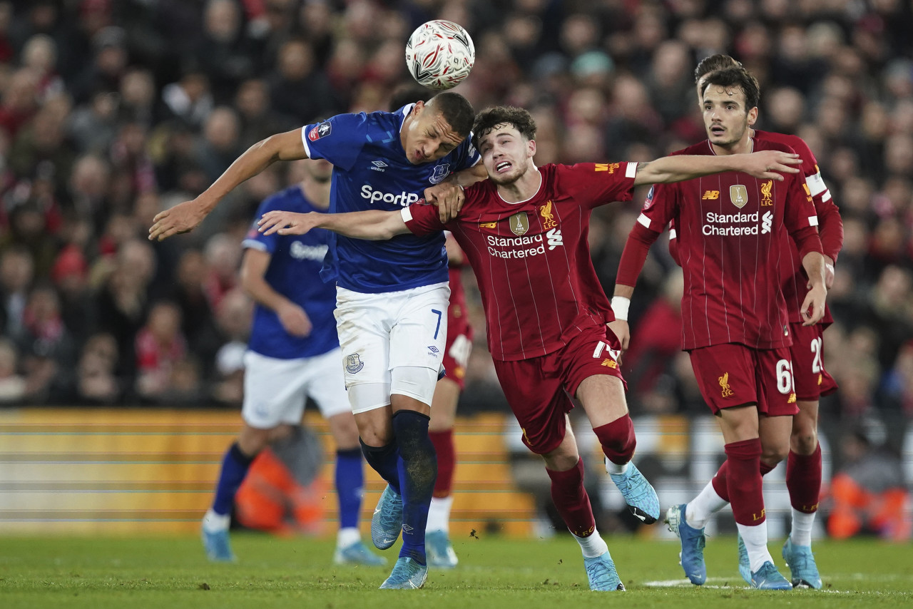 手腕骨折+肩部受伤，巴黎主席纳赛尔缠着绷带赴客场督战欧冠