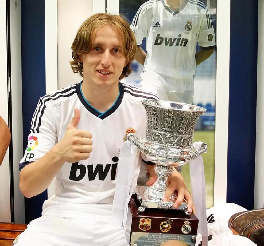 另一个半球的思念，奥斯卡晒出在家观看海港亚冠比赛照片