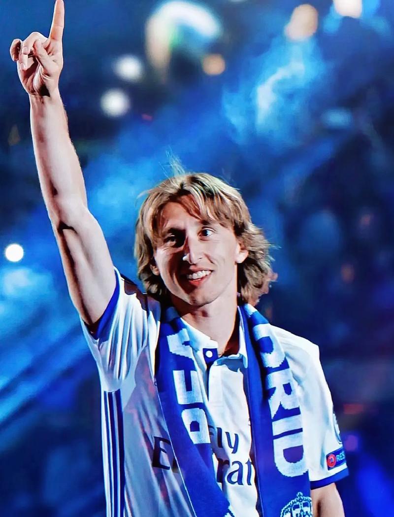 足球国足替补席贡献大，两人替补破门